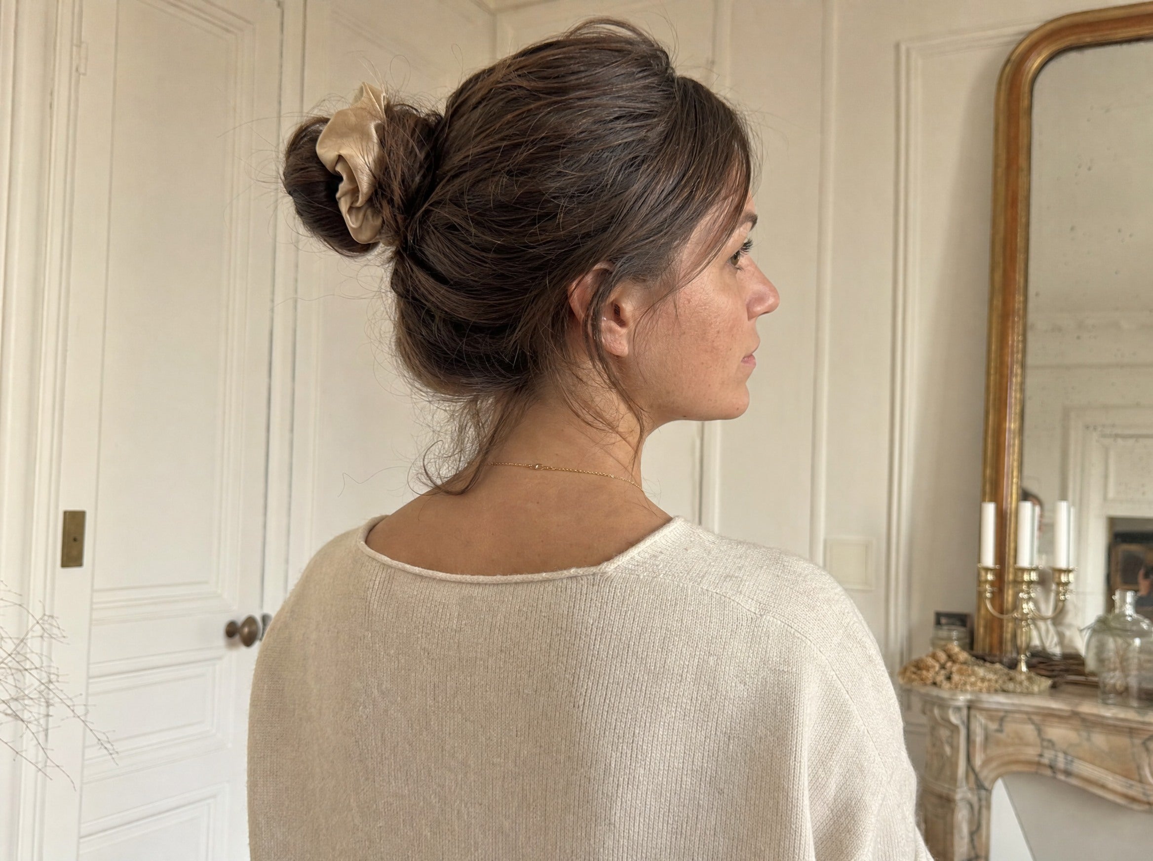 Cheveux naturels libres dans la lumière du matin